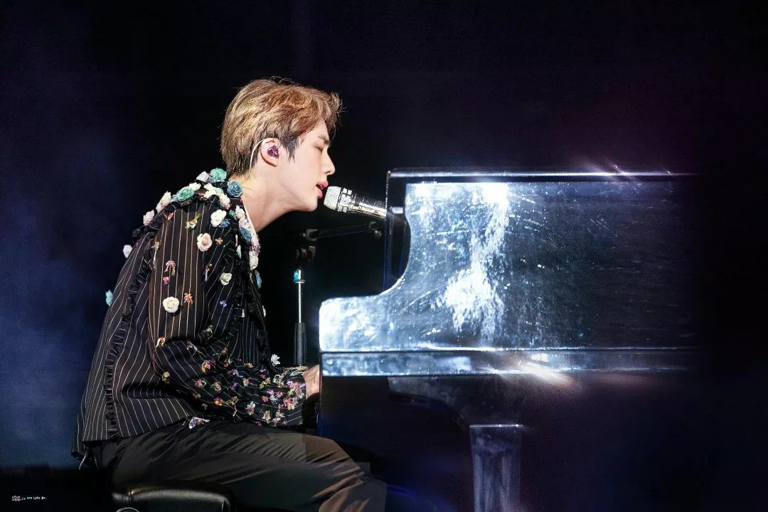 __1xxzz's tweet photo. I'm the only person I have to love in this world, my bright soul, my precious soul, I finally realized it 🥀💜
#에피파니_1300일_축하해
#1100DaysWithEpiphany
#BTSJIN #JIN #방탄소년단진 #진 #ジン https://t.co/NVlIooTXlH