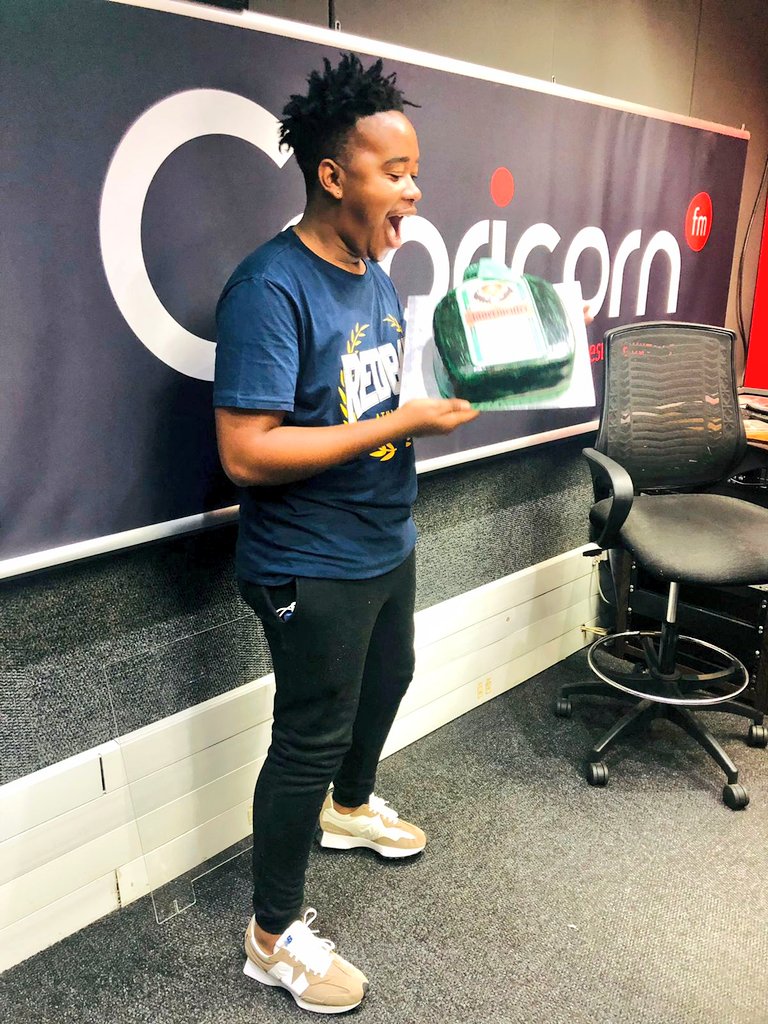 ChueneChris's tweet photo. Ahhh man, what a way to close the #OnTheGoBreakfast chapter. Thank you team @DjComplexion @Mpho_Mashita @RefilweThebu @CliffordMang. It was an honor creating radio magic with y'all !!! It's the Jager Cake for me π€£π€£ππ½ββοΈ https://t.co/UlcnzneoZ8