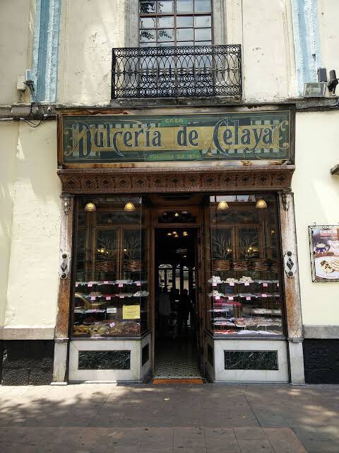 #Sabíasque la Dulcería más antigua de la #CDMX que sigue funcionando hasta la actualidad es la Dulcería de Celaya? Fue fundada en 1874 y originalmente se ubicaba en la Calle de Plateros. A inicios del siglo XX se ubicó en la calle 5 de Mayo. A quién se le antoja un beso de nuez?