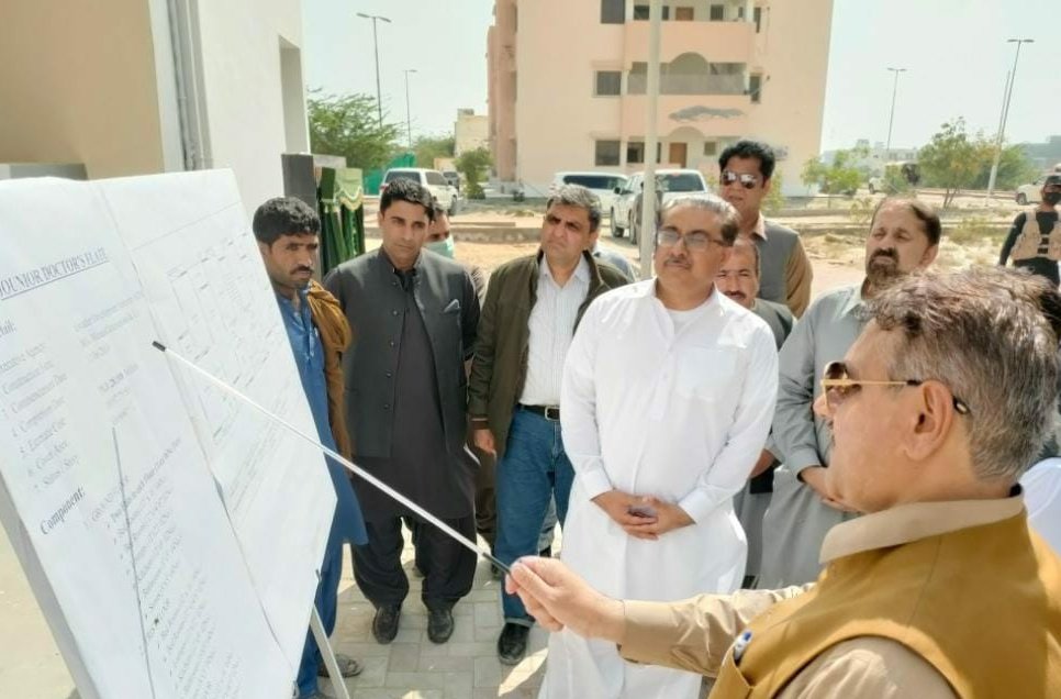 DcGwadar's tweet photo. گوادر چیف سیکرٹری بلوچستان مطہر نیاز رانا کو انجینئر آصف غنی جی ڈی اے اھسپتال نئے تعمیر شدہ جونئیر ھوسٹل سے متعلق بریفگ دے رہےہیں اس موقح پر ڈپٹی کمشنر کپٹن ریٹاںٔرڈ جمیل احمد بھی موجود ہیں
@dpr_gob @ChiefSecretary @DgprG https://t.co/xfu4Z9LqsC