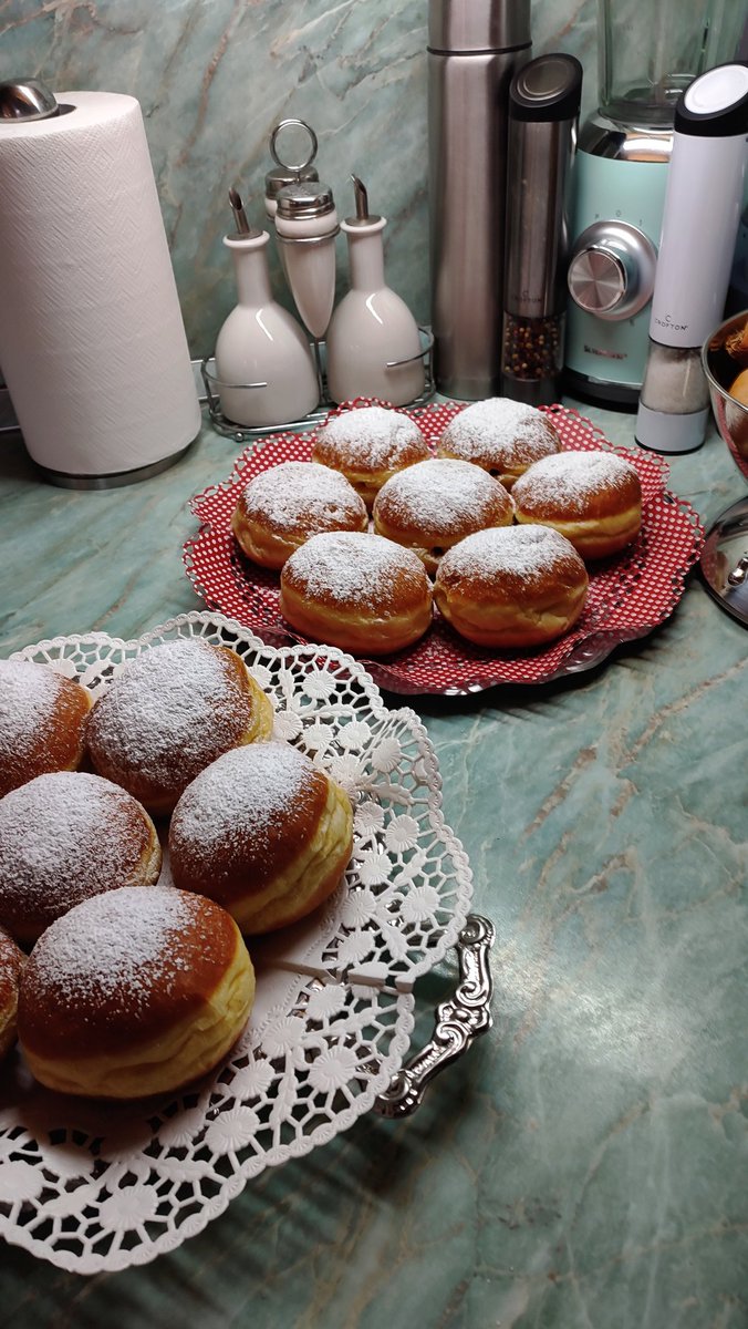 ErikaPlaninsec's tweet photo. Ekola, to zimo jih pa res ne bom več cvrla...Nekaj jih gre k hčerkama, nekaj k mamici in tatiju, no, kakšnega bova pa tudi midva snedla, no, bolj on, ker jih ne sme, ampak jih maže k pr norcih... #frofi 🍩
#imaErikaTo 💪 https://t.co/wRCZAa5qcB