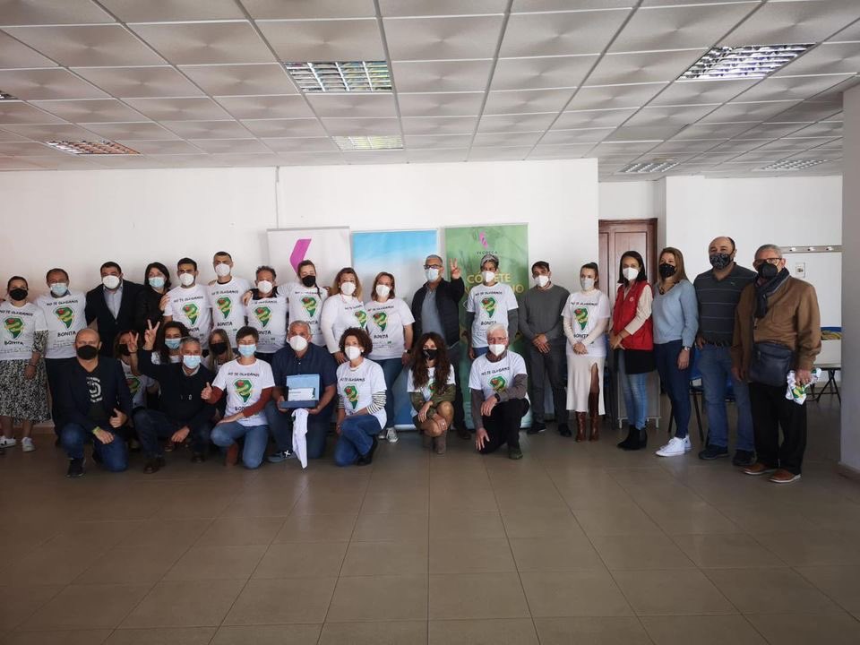 SergioRdgzCC's tweet photo. 👌🏼Hoy he tenido la posibilidad de participar en el encuentro organizado por las plataformas y asociaciones empresariales para entregar el dinero recaudado por #FECOECA, a empresarios, protectoras de animales y ONGs.
#LaPalma
#CómeteUnPlátanoPorLaPalma
#ReconstrucciónLaPalma https://t.co/eF4aQyUMn5