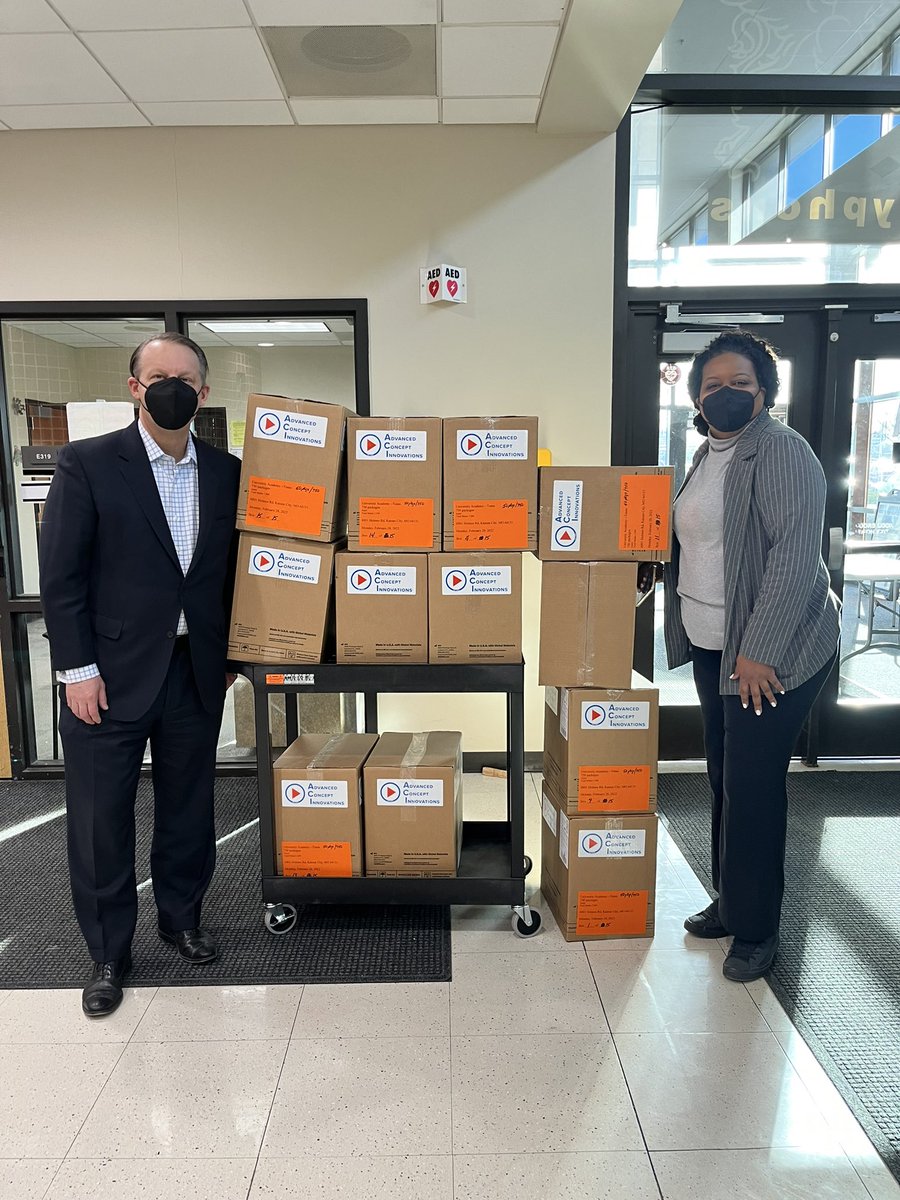 bethanyburk's tweet photo. Fun morning delivering masks to the @kcpublicschools @UnivAcademyKC @CentralHS_KCPS @KCPS_CentralMS w/@Robinson4kc &amp; @rshawnm Big thanks to @projectn95 for supplying the N95 masks! @aafp https://t.co/1OmiRGUQId