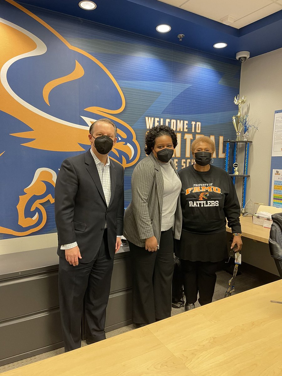 bethanyburk's tweet photo. Fun morning delivering masks to the @kcpublicschools @UnivAcademyKC @CentralHS_KCPS @KCPS_CentralMS w/@Robinson4kc &amp; @rshawnm Big thanks to @projectn95 for supplying the N95 masks! @aafp https://t.co/1OmiRGUQId