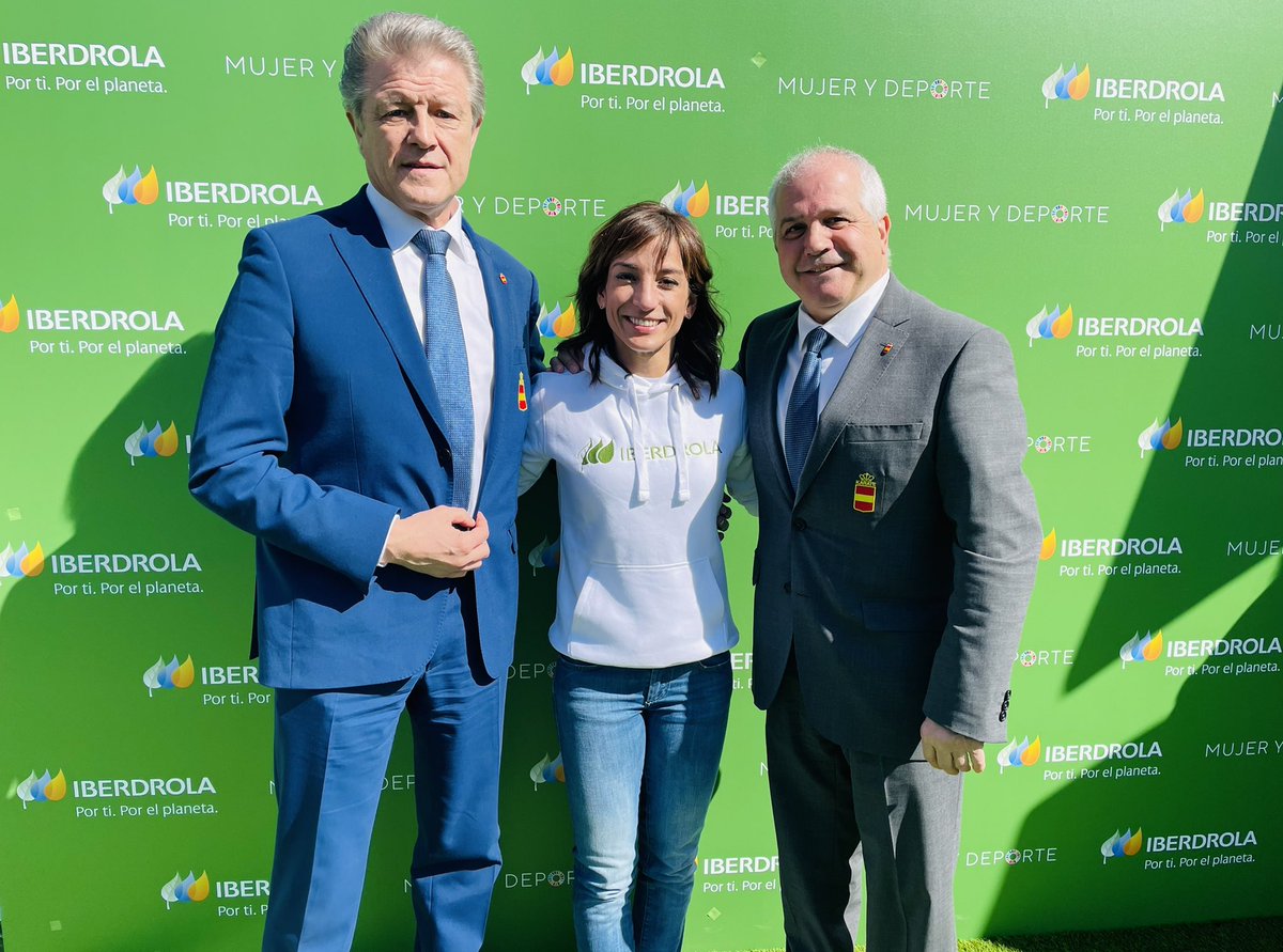 RFEKarate's tweet photo. Cuanto talento y “power” femenino en el evento de @iberdrola.
En representación del karate algunas de las mejores embajadoras, @sandrasankarate @maria_melda y @LidiaRodrigueez
 @morenomarqueo se ha mostrado orgulloso de todas nuestras becadas.
Gracias @iberdrola por esta apuesta. https://t.co/c2HXt6HB1v