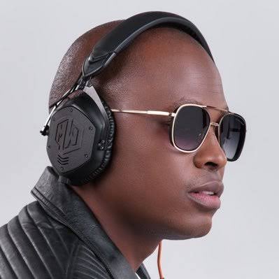 METROFMSA's tweet photo. #DedicationToMyEx today is Fistaz Mixwell with I'm Free. Send your dedication with your message to on VN to 064 664 5814 #TheKingsSuite https://t.co/L0HFhDVutF