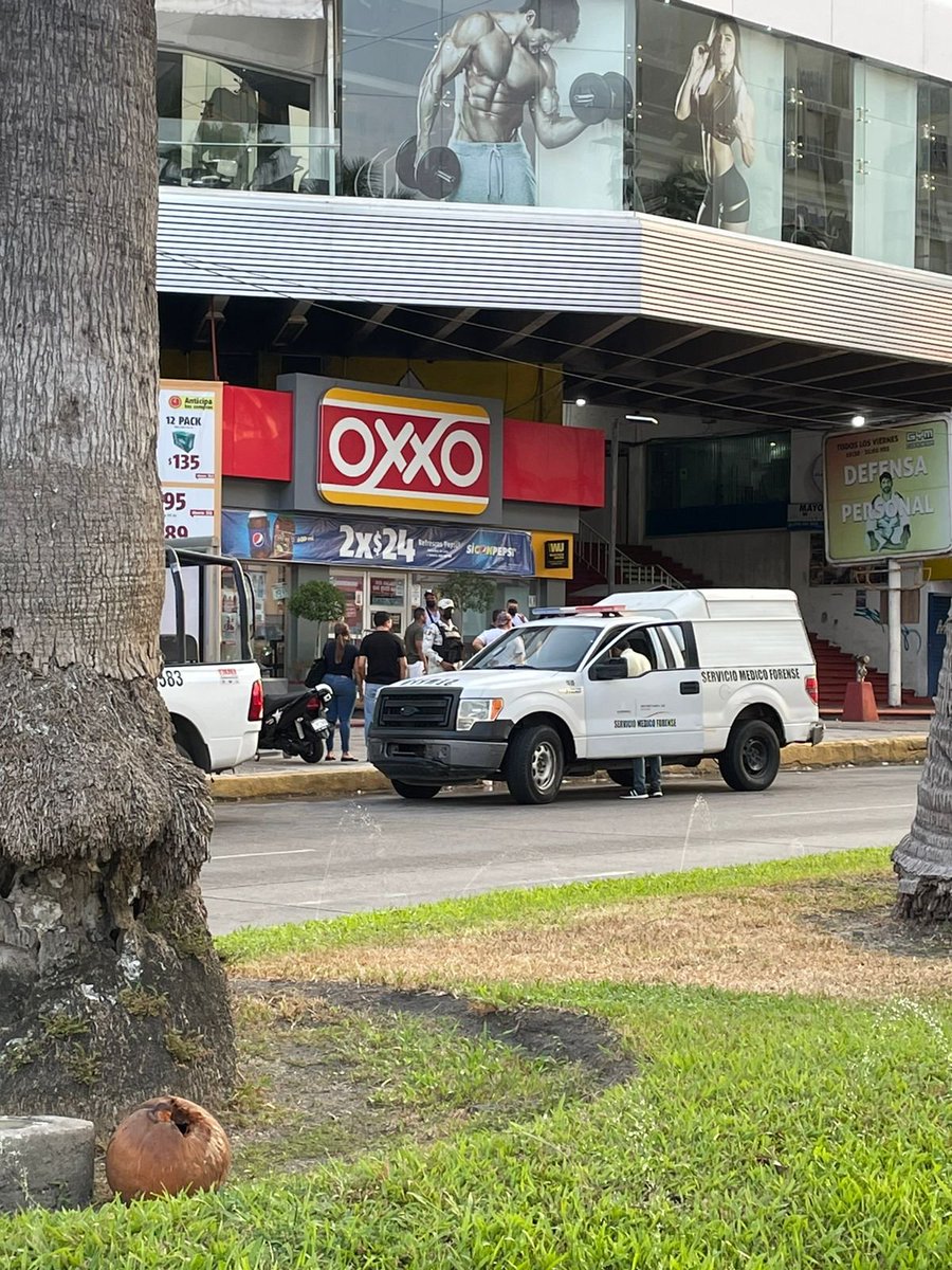 carlosortizm960's tweet photo. Otro asesinato en plena costera Miguel Alemán de #Acapulco, la principal vía turística. Pero estamos en paz, según la alcaldesa de @PartidoMorenaMx. Las fuerzas malignas aprietan. https://t.co/sxWSR053OB