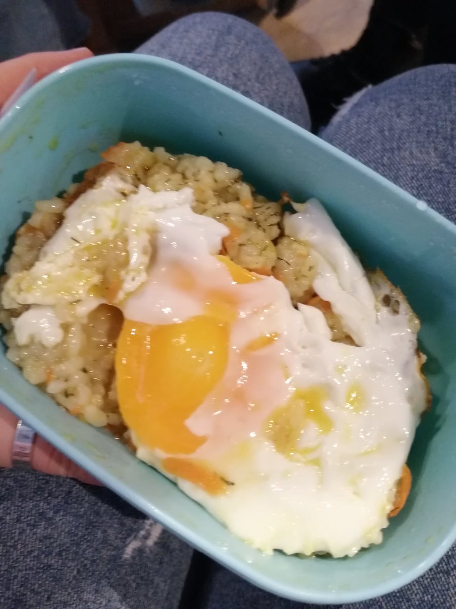 YuuD99B's tweet photo. Катя сделала мне сегодня очень вкусный ужин😭 и принесла на запись 
Там ещё мандаринки были https://t.co/63PMw4cJwT