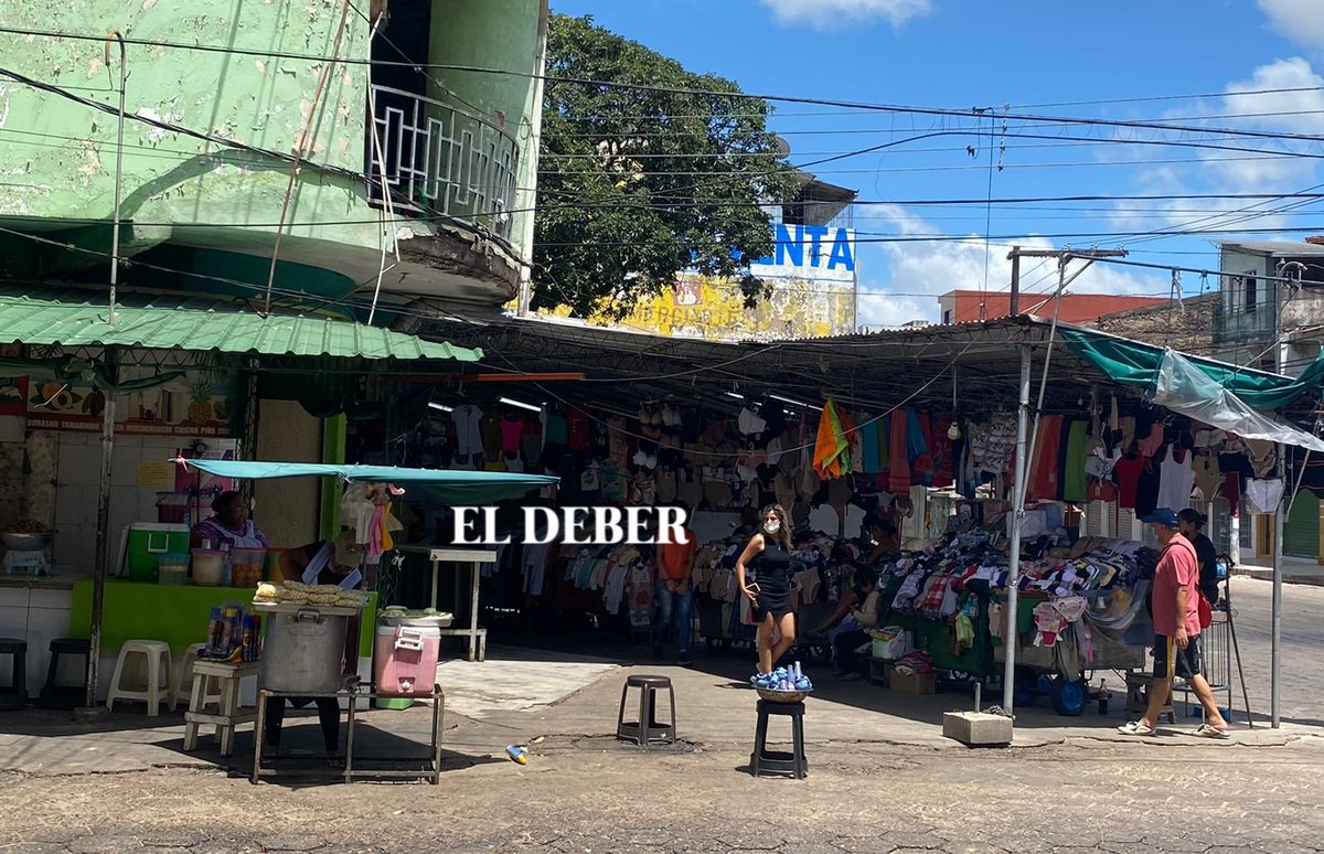 grupoeldeber's tweet photo. #Carnaval2002 En la tradicional esquina del mercado 7 Calles los puestos de frutas, comida y lencería están abiertos. Poca venta de productos carnavaleros | Fotos: Elizabeth La Fuente https://t.co/fRD9j3UaHc