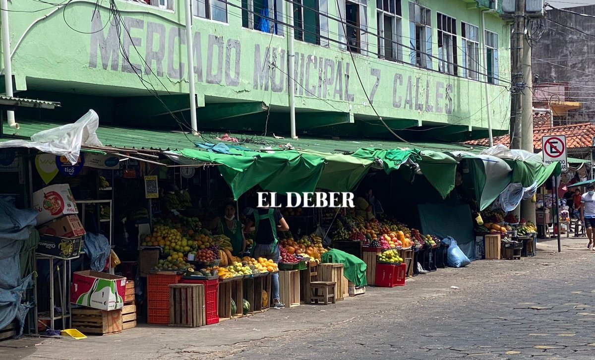 grupoeldeber's tweet photo. #Carnaval2002 En la tradicional esquina del mercado 7 Calles los puestos de frutas, comida y lencería están abiertos. Poca venta de productos carnavaleros | Fotos: Elizabeth La Fuente https://t.co/fRD9j3UaHc