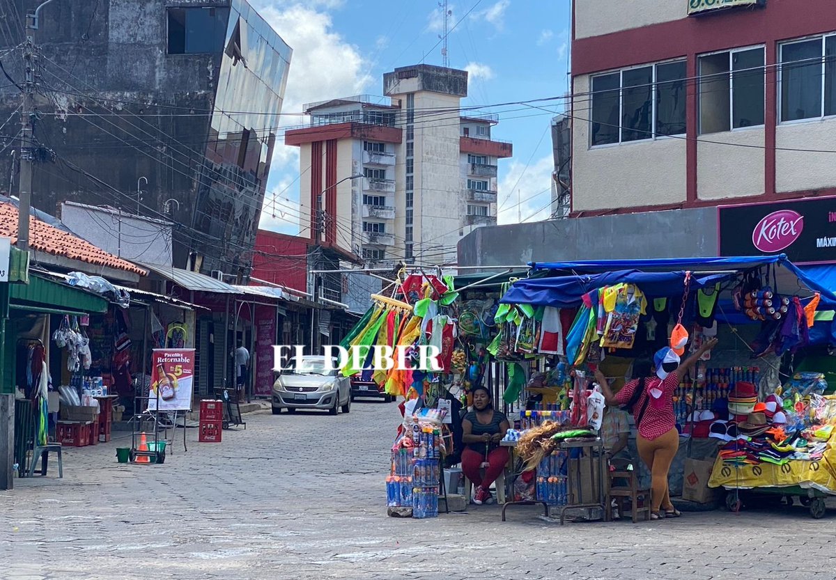 grupoeldeber's tweet photo. #Carnaval2002 En la tradicional esquina del mercado 7 Calles los puestos de frutas, comida y lencería están abiertos. Poca venta de productos carnavaleros | Fotos: Elizabeth La Fuente https://t.co/fRD9j3UaHc