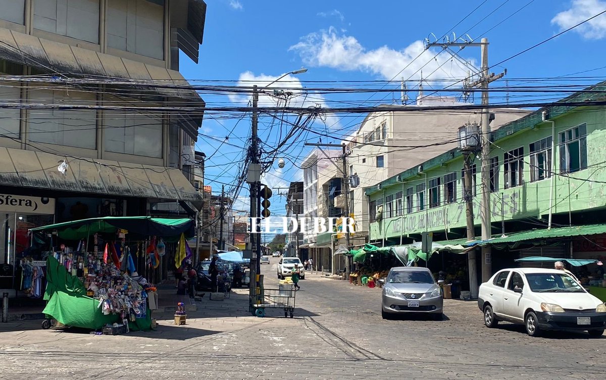 grupoeldeber's tweet photo. #Carnaval2002 En la tradicional esquina del mercado 7 Calles los puestos de frutas, comida y lencería están abiertos. Poca venta de productos carnavaleros | Fotos: Elizabeth La Fuente https://t.co/fRD9j3UaHc