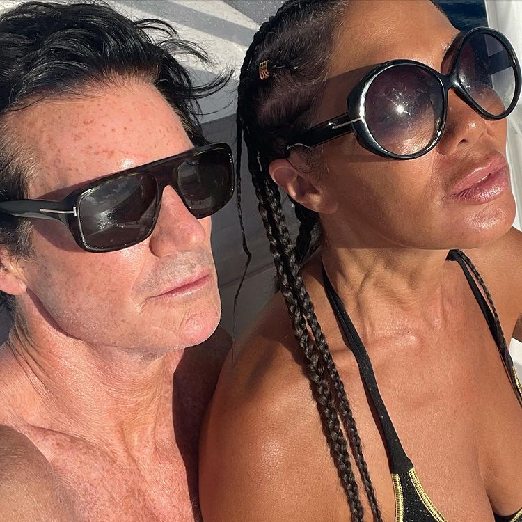 AnnKaplan_OwnIt's tweet photo. One of us tans. #enjoyingthesun We may be different, but we are #sidebyeach 
There is something the last two years did … no office to “escape” to…#forced to spend 24/7 with your partner. I feel so blessed to have this person #bymyside #sharingspecialmoments #appreciatinglife https://t.co/1ul62B5imd