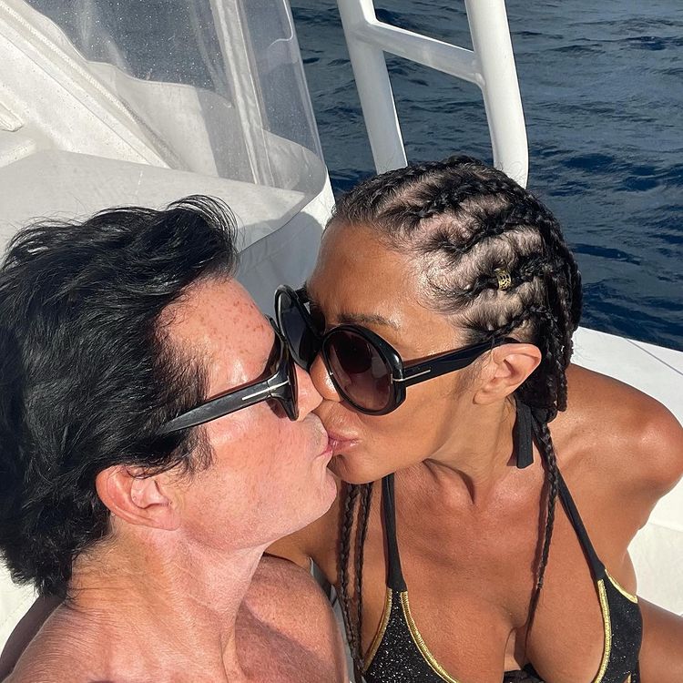 AnnKaplan_OwnIt's tweet photo. One of us tans. #enjoyingthesun We may be different, but we are #sidebyeach 
There is something the last two years did … no office to “escape” to…#forced to spend 24/7 with your partner. I feel so blessed to have this person #bymyside #sharingspecialmoments #appreciatinglife https://t.co/1ul62B5imd