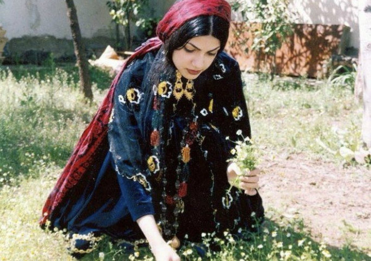 Hiç kimse sevgiliye iltifatı Nedim kadar arşa çıkarmamıştır.
‘İpekten gül desenli bir elbise giymişsin. Ama kumaşın üstündeki gülün dikeninin gölgesi seni incitir diye korkarım.’