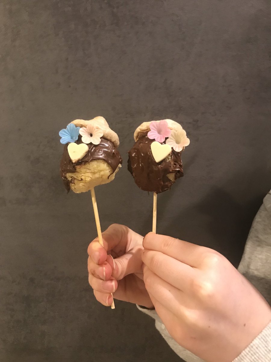 CHill1005's tweet photo. @deanparkparents Darcey made some delicious cake pops with melted chocolate and meringue hats. They were scrumptious😋😁
#deanparkcooks https://t.co/wNWzAdHXAt