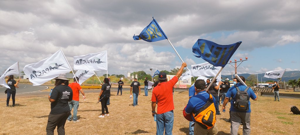 SIELAS_PANAMA's tweet photo. SIELAS 👊 
Solidario y consciente que la lucha de @ApactaPanama es la misma que libramos todos los trabajadores y trabajadoras de
Aeroportuarios.
¡SALARIO DIGNO YA ¡ https://t.co/GP6qeyrAq1