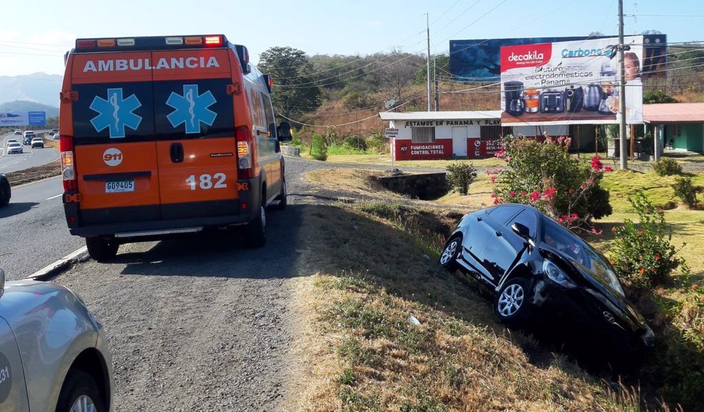 SUME911's tweet photo. #MásTemprano | Nuestros paramédicos de la ambulancia 182 atendieron un vuelco que se registró en El Espavé, Sajalices, donde una mujer de 51 años resultó lesionada 🚨
#OperaciónKairosFaseII https://t.co/g2fEa4LEZc