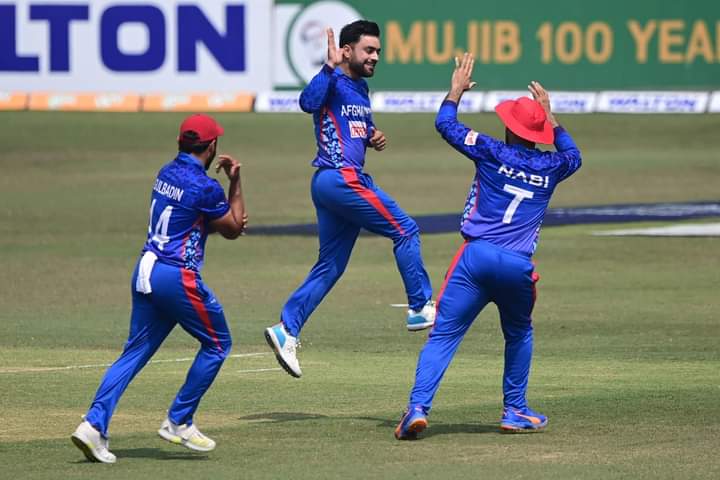 AFG_Sports's tweet photo. Both Rashid & Nabi were instrumental in the bowling department. Their lines were pretty accurate mixed with controlled variations. Rash used his googlies with a ratio of 1:5 which makes more sense in a 50 over format.
🔹10-0-37-3 - Khan
🔹10-0-29-2 - Nabi
#AFGvBAN #QuickLearners https://t.co/hpVDrdsN4M