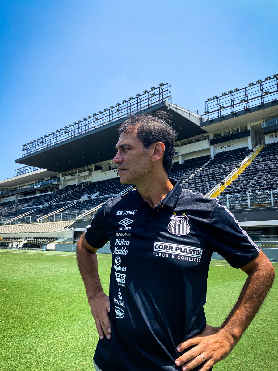 O Professor Fabián Bustos já está na Vila Belmiro. Hoje ele comanda o primeiro treino como técnico do Peixe, no CT Rei Pelé.