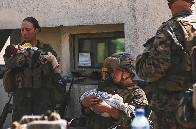 #Ukrainian Mothers doubling up as Soldiers.

Love for their country and their children is unmatchable.❤️

#Ukraine #UkraineInvasion  #UkraineRussiaWar