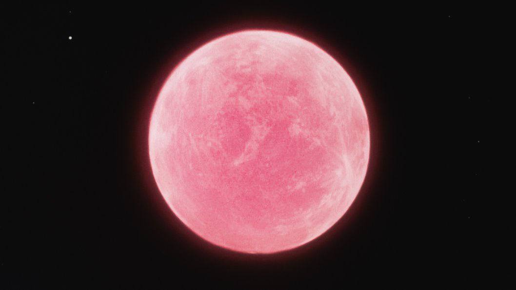 Есть розовая луна. Розовая Луна. Розовое полнолуние. Розовая Луна 2022. Полнолуние розовая Луна.