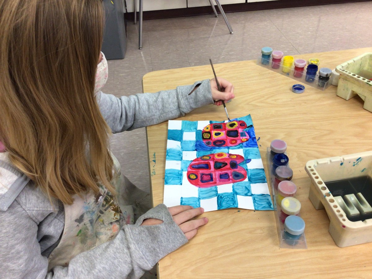 LMSArtStudio's tweet photo. 6th graders working on their Chuck Close paintings! https://t.co/v0920e5heu