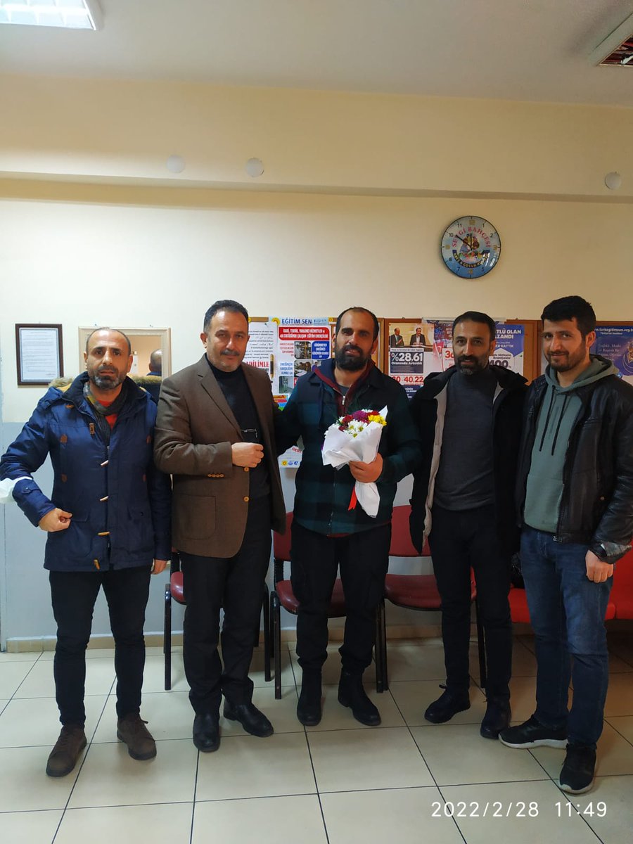 Göreve iade edilen arkadaşımız Azad Birkan ı görev yaptığı okulda ziyaret ettik. #Döneceğiz #EğitimSen