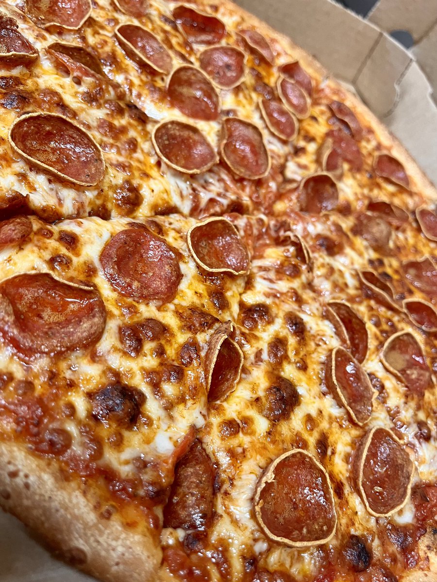 Lg Pepperoni pizza cooked to perfection, I’ll have 2 please! 🍕🤤
