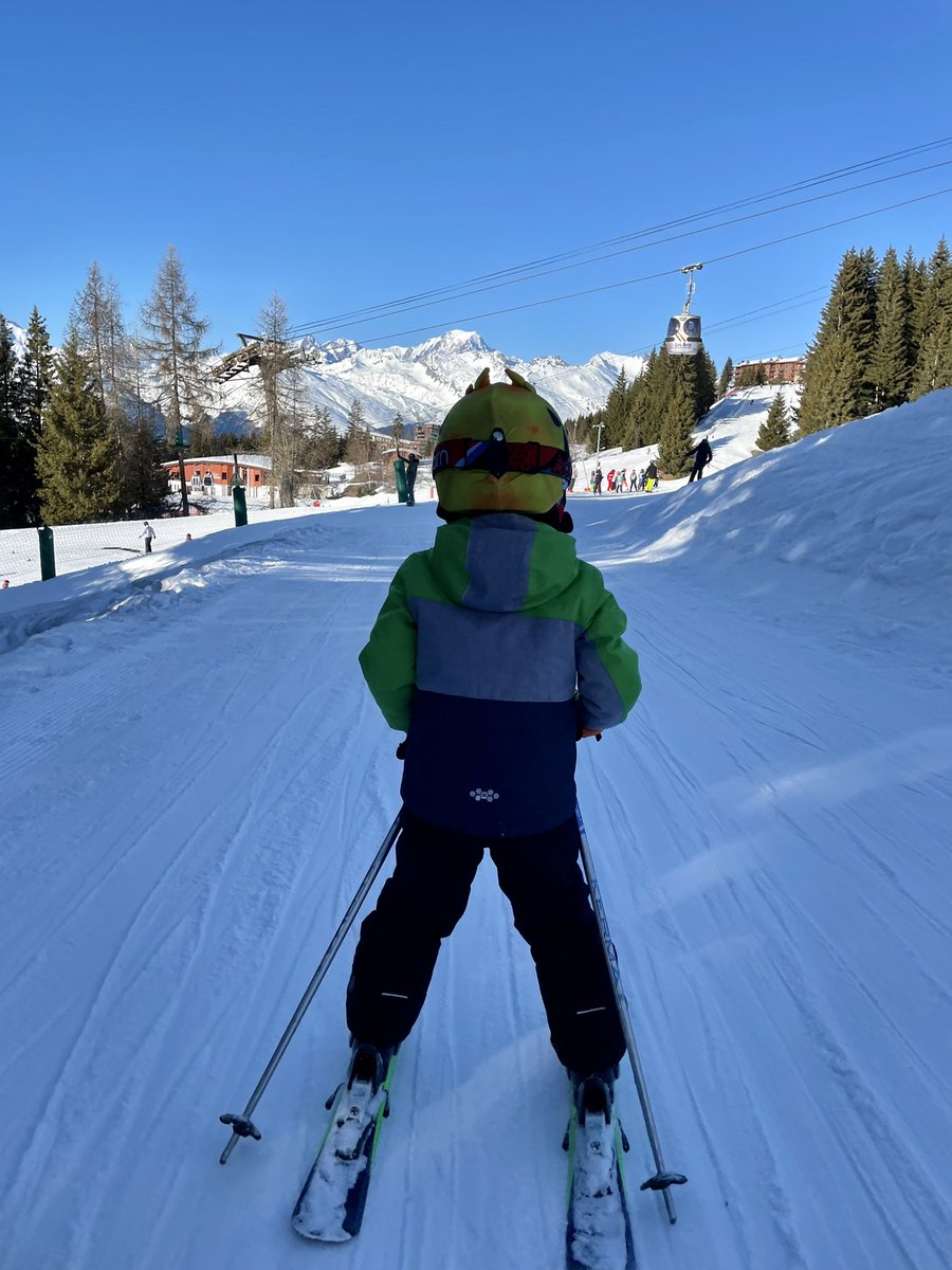 En direct des Arcs !!!! 🥳🔥🤟  Qui veut en profiter ?  Des dispo à partir du 19 mars pour cet appart 6 couchage 😍 ➡️ leboncoin.fr/locations_gite…