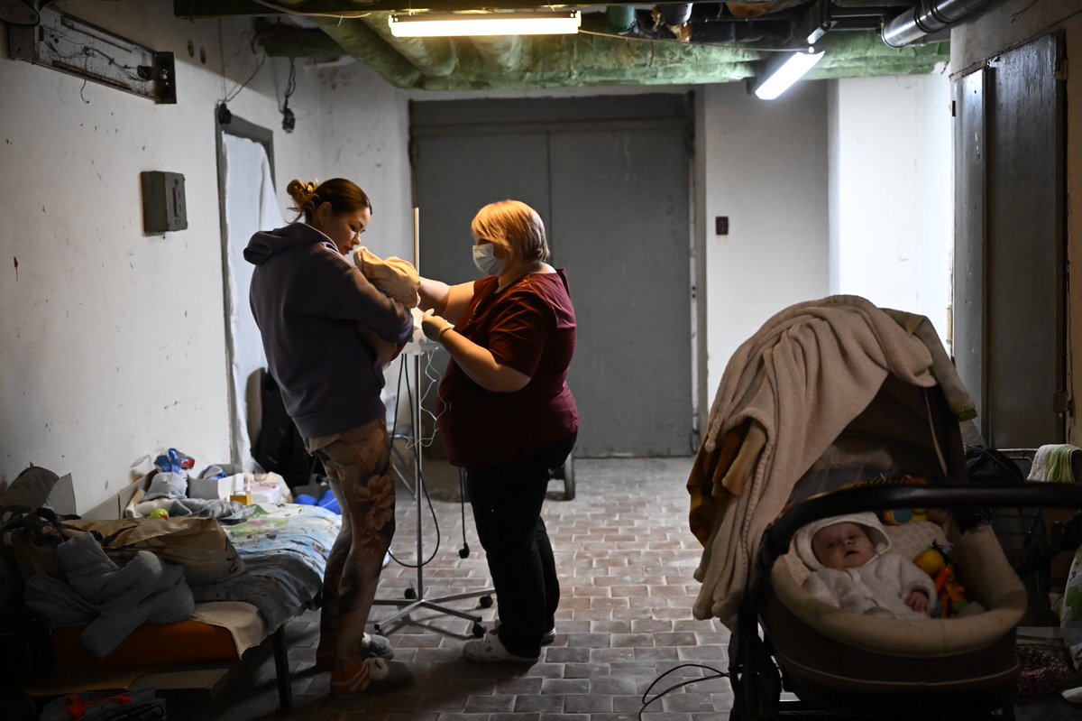ArisMessinis's tweet photo. In the pediatric’s hospital basement which is being used as a bomb shelter, in #Kyiv on February 28, 2022. The Russian army said on February 28, 2022, that Ukrainian civilians could "freely" leave the country's capital. #Ukraine #UkraineRussiaWar https://t.co/e9W4CDbZh7
