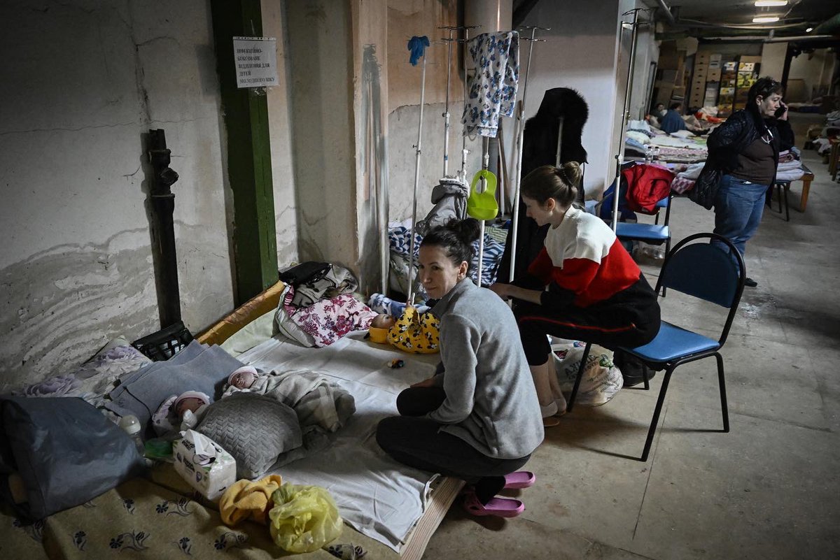 ArisMessinis's tweet photo. In the pediatric’s hospital basement which is being used as a bomb shelter, in #Kyiv on February 28, 2022. The Russian army said on February 28, 2022, that Ukrainian civilians could "freely" leave the country's capital. #Ukraine #UkraineRussiaWar https://t.co/e9W4CDbZh7