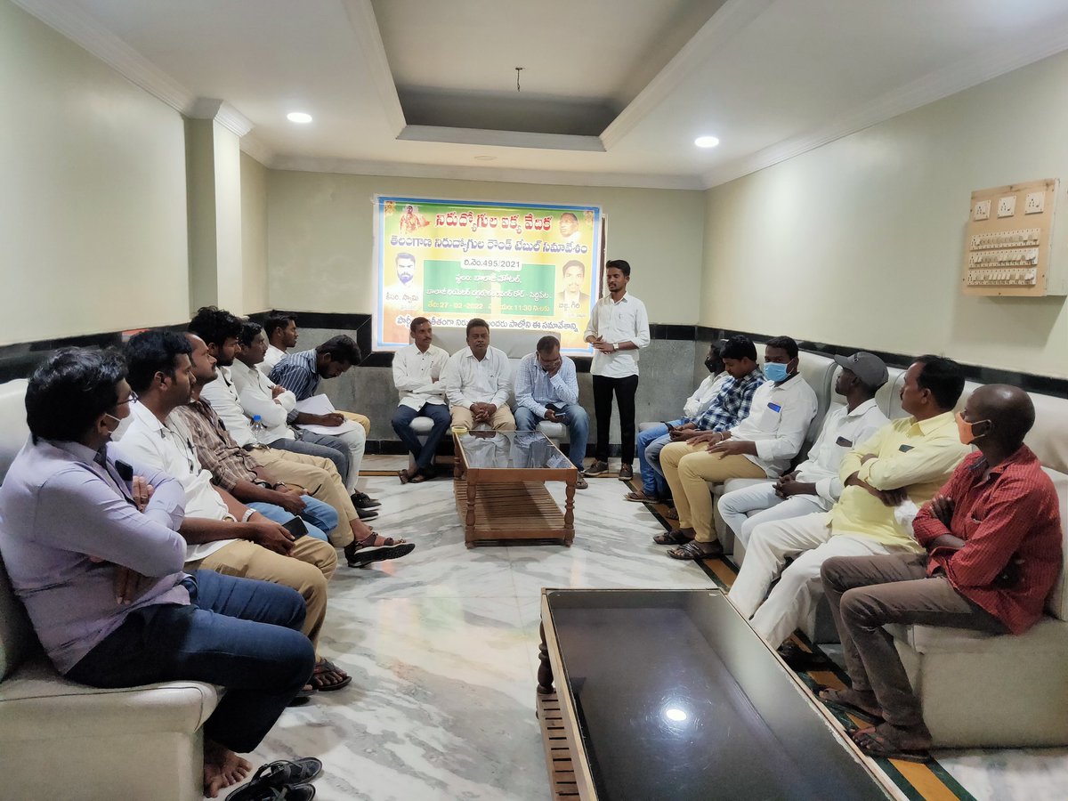 DubbakaOfficial's tweet photo. ఉద్యమాల పురిటిగడ్డ సిద్దిపేట లో నిన్న జరిగిన తెలంగాణ నిరుద్యోగుల ఐక్య వేదిక లో భాగంగా నిరుద్యోగుల రౌండ్ టేబుల్ సమావేశం... పార్టీలకు అతీతంగా అందరూ పాల్గొని నిరుద్యోగ యువతకు అండగ ఉంటామని హామీ ఇచ్చారు... ఇలాగే ఈ ఉద్యమం రాష్ట్ర వ్యాప్తంగా కొనసాగుతుంది... @BJP4Telangana @INCTelangana https://t.co/2ijii9Xwe0