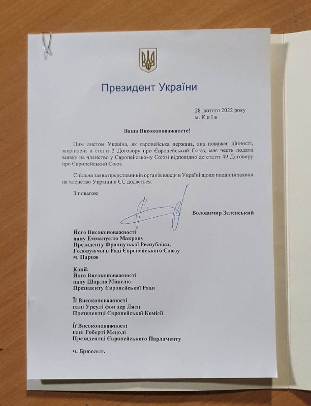 Liveuamap's tweet photo. President Zelensky signed an application of Ukraine to EU membership https://t.co/4DZuc7KK9P  #Ukraine https://t.co/YJAEHW98V2