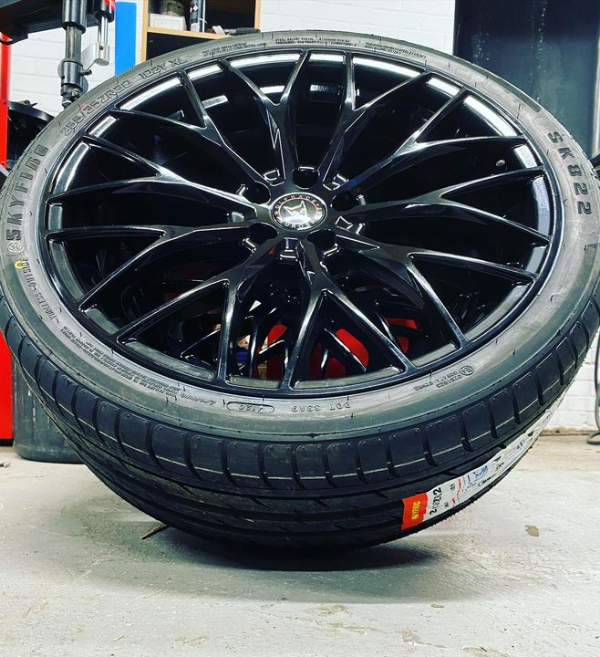 wolfrace's tweet photo. Wolfsburg Gloss Black 18”19”20” super fine 
Made in Europe 
2 year warranty
Super strong 
British design since 1971🇬🇧

#cars #car #campervans #vanlife #campervan #campervanlife #camper #alloywheels #alloys #wheels https://t.co/J1QHk3RwPz
