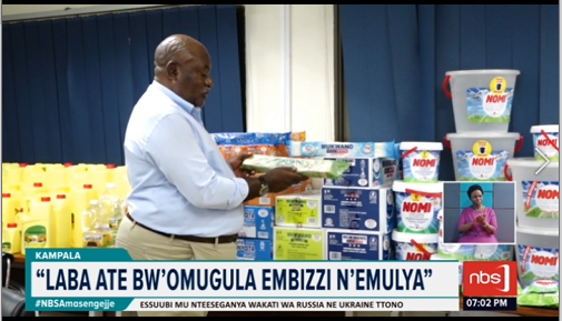 nbstv's tweet photo. Bannayuganda naddala abafunampola boolekedde okucuuma akagwigiri olwa bbeeyi ya ssabbuuni okwongera okupaala ekireseewo okutya nti bangi bandiddamu okunaaba ebikoola by’amapaapaali. 

#NBSAmasengejje #NBSUpdates https://t.co/2yRvibGug6