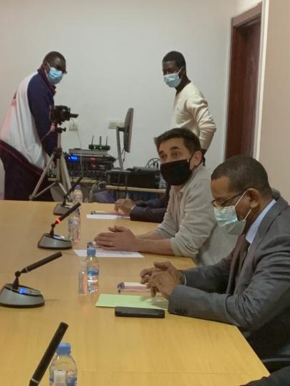 ciwaprogram's tweet photo. Le Président de l’université Nouakchott Al-Aasriya Dr Cheikh Saad Bouh Camara (gauche) lance les travaux de #NKTTtableronde avec le soutien de #programmeCIWA. #hydrogéologie #Sahel #cooperation #EauxSouterraines https://t.co/7ElbcCJDSU