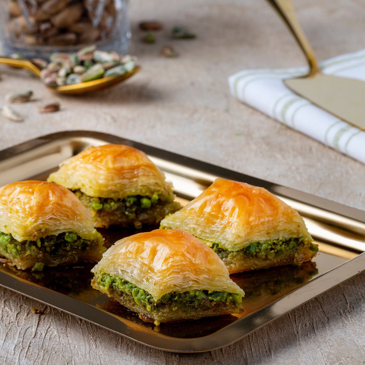 baklavacimehmed's tweet photo. 6 Mart Pazar gününe kadar bu tweeti RT yapıp hesabımızı takip eden 3 kişiye, dünyanın dört bir yanına gönderdiğimiz Gerçek Gaziantep Baklavasından birer kg hediye 👋🏻

Online sipariş için: https://t.co/vjiukcpXaW https://t.co/E5Sjbs2aXV