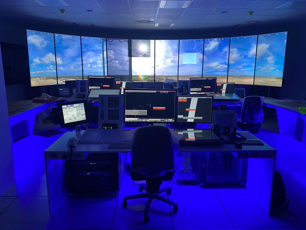 Hoy se prueba la nueva configuración visual de la Torre de Control Digital en el aeropuerto de Menorca. Comenzamos la cuenta atrás

#aeropuerto #aeronáutica #navegaciónaérea #Menorca
