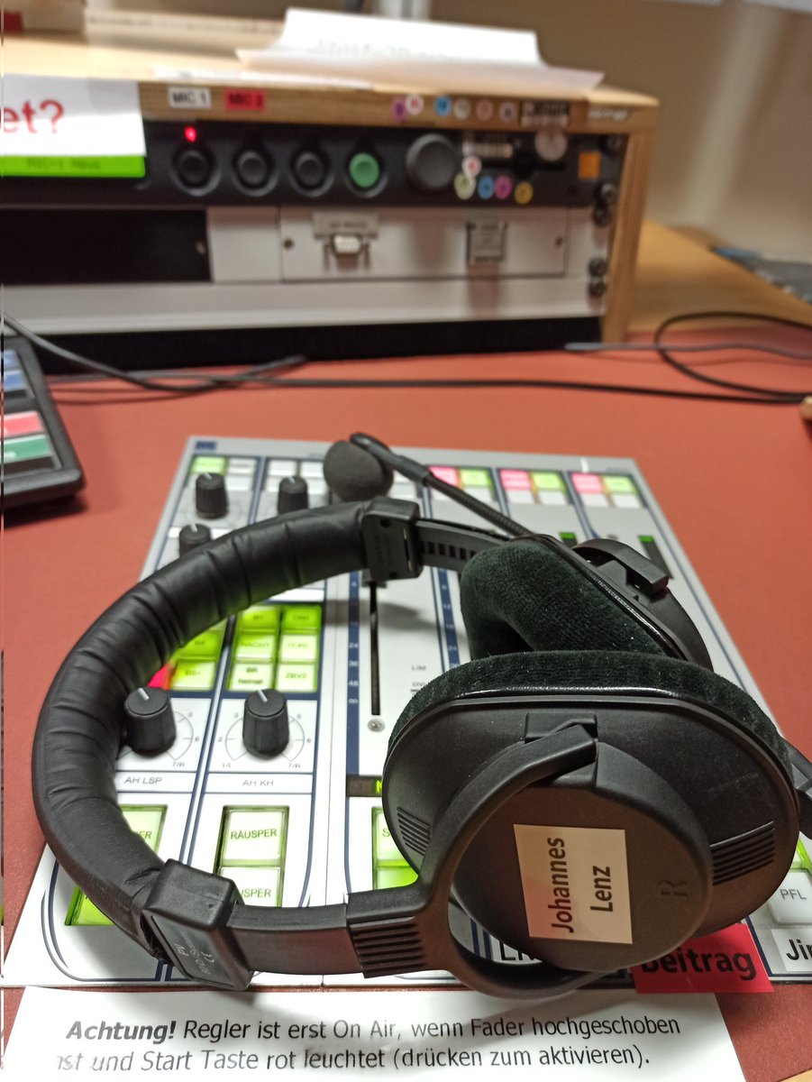 Diese #Sanktionen treffen auch die russische Bevölkerung: Ein Großteil der Reserven der russ. #Notenbank ist eingefroren, der #Rubel fällt, eine massive #Inflation droht. Ich habe Zusammenhänge und Folgen heute live <a href="/BR24/">BR24</a> mit <a href="/BennyRiemer/">Benny Riemer</a> eingeordnet📻▶️ bit.ly/35hld4e