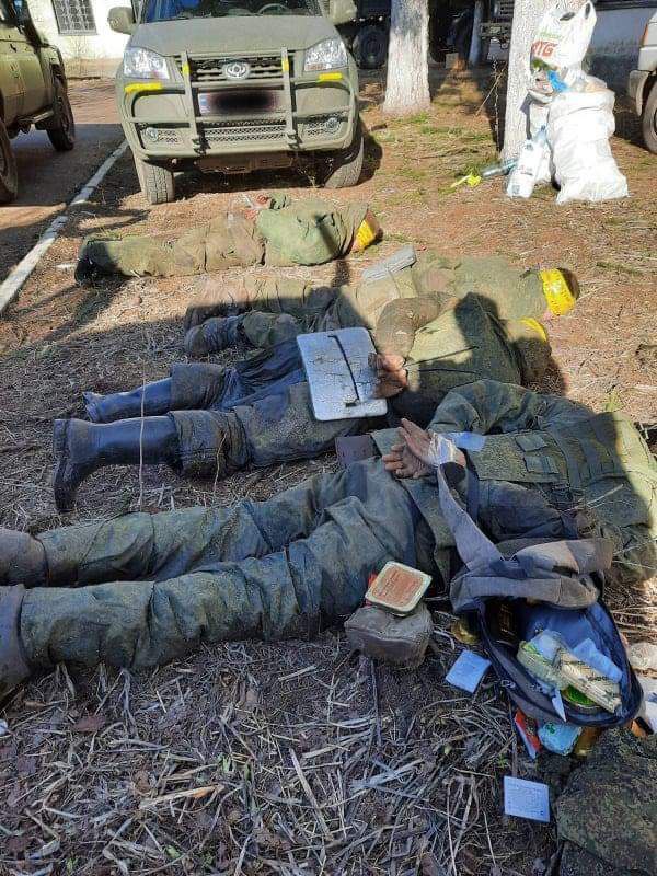 i_army_org's tweet photo. На Черниговщине за��вачена колона ВС РФ, танки и грузовики реквизированы для нужд Родины 🇺🇦
Пленные как всегда, хотят домой... https://t.co/qhkOozKlL5