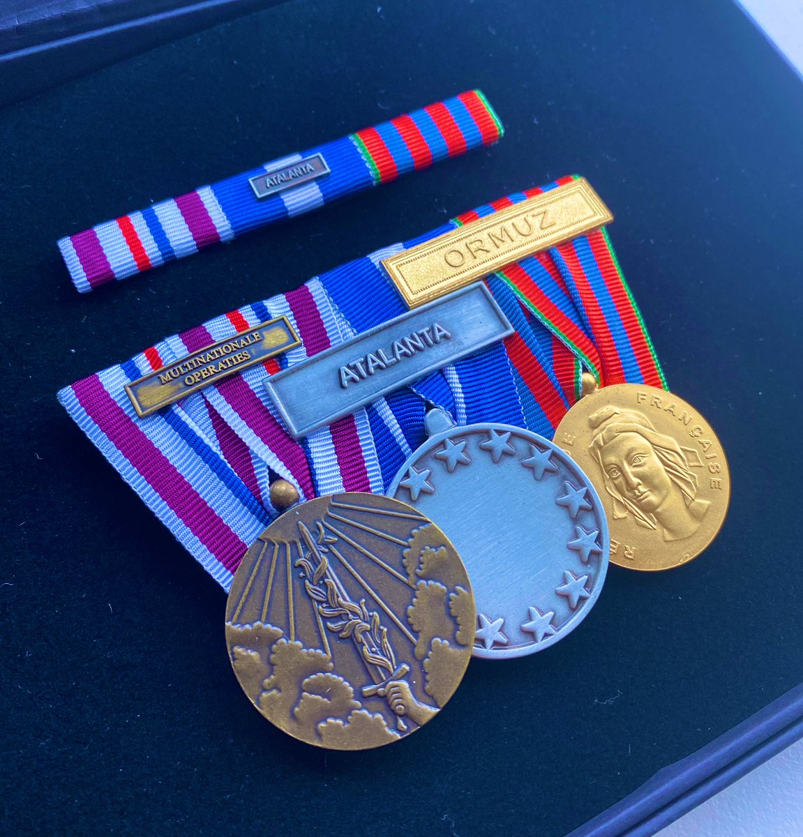 VoortmanO's tweet photo. 💎 Het resultaat van een Europese samenwerking 🇫🇷🇳🇱; een Franse onderscheiding voor de Nederlandse militair voor de deelname aan de maritieme missie EMASOH (European-led Maritime Awareness in the Strait of Hormuz). #EU #StandTogether https://t.co/SKF4Fe7zLp