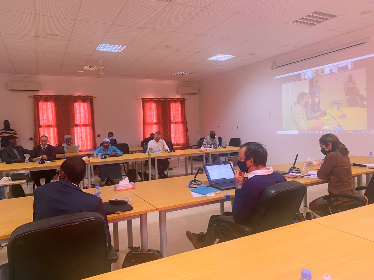 ciwaprogram's tweet photo. Le Président de l’université Nouakchott Al-Aasriya Dr Cheikh Saad Bouh Camara (gauche) lance les travaux de #NKTTtableronde avec le soutien de #programmeCIWA. #hydrogéologie #Sahel #cooperation #EauxSouterraines https://t.co/7ElbcCJDSU