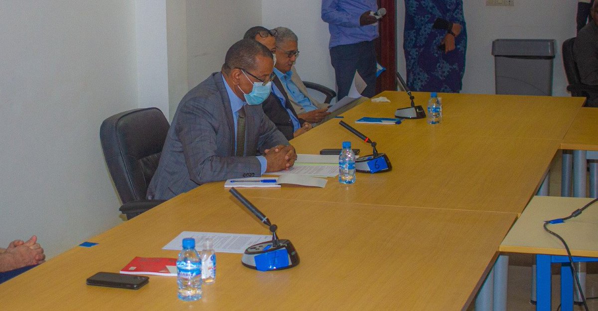 ciwaprogram's tweet photo. Le Président de l’université Nouakchott Al-Aasriya Dr Cheikh Saad Bouh Camara (gauche) lance les travaux de #NKTTtableronde avec le soutien de #programmeCIWA. #hydrogéologie #Sahel #cooperation #EauxSouterraines https://t.co/7ElbcCJDSU