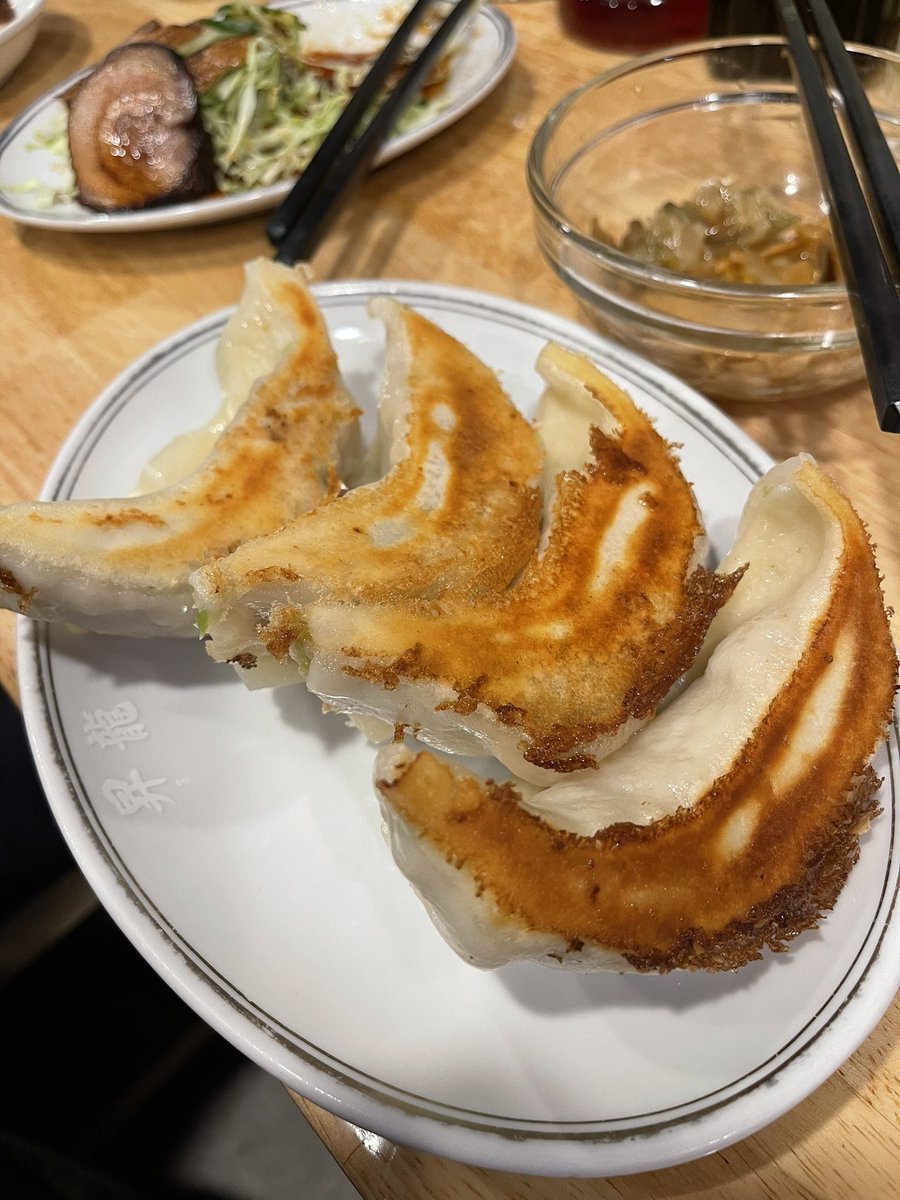 0819Sbgmail's tweet photo. 昇龍　

ここの餃子は絶品。
肉汁が溢れ出すほどしっかりと詰まっていて腹をしっかりと満足させる一品。
チャーシュー盛り、メンマとザーサイの盛り合わせでビールの最高の一杯を際立たせてくれる。

#��中華 #上野 https://t.co/s38OvDpRm0