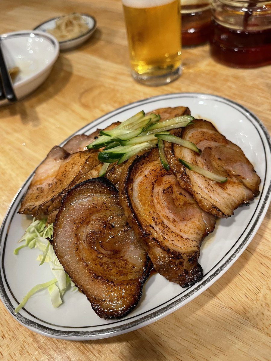 0819Sbgmail's tweet photo. 昇龍　

ここの餃子は絶品。
肉汁が溢れ出すほどしっかりと詰まっていて腹をしっかりと満足させる一品。
チャーシュー盛り、メンマとザーサイの盛り合わせでビールの最高の一杯を際立たせてくれる。

#��中華 #上野 https://t.co/s38OvDpRm0