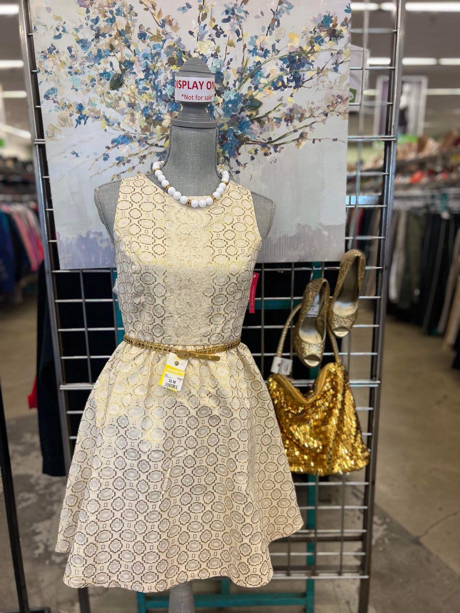 Beautiful Vintage Dress Find at Eco Thrift Vallejo! #ecothriftvallejo #vallejoantiques #vintagefinds #vintagedresses #vintageshopping #thriftstorevintage #thriftstorefinds #thriftstorescore #ecothriftstores