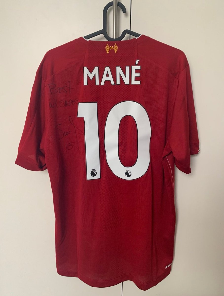 StadionoweLumpy's tweet photo. ⚠️🇺🇦 LICYTACJA 🇺🇦⚠️

ℹ️ Wspólnie z @kacpernow mamy dla was koszulkę Liverpoolu z podpisem od samego Sadio Mane❗

⚠️ Podpis na 👕 autentyczny❗Sama koszulka jest w rozm. M z mistrzowskiego sezonu 19/20 ♥️

ℹ️ Licytujemy pod tym twittem do jutra (1.03) do godziny 21❗Prośba o #RT! https://t.co/GBcJvsN9O6