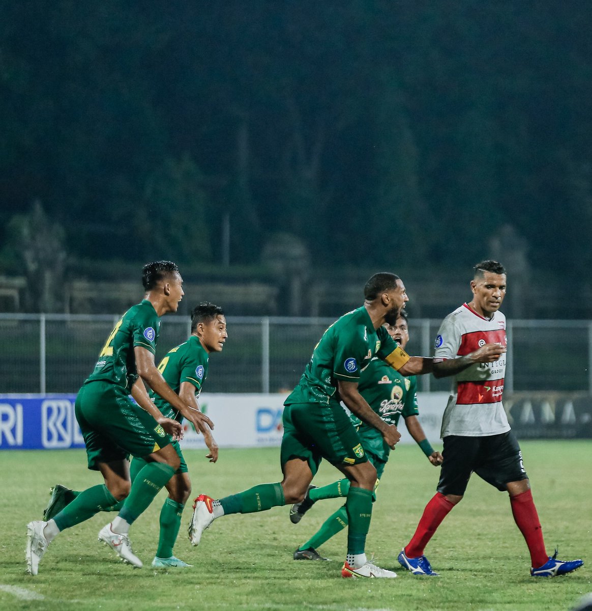 persebayaupdate's tweet photo. #PersebayaDay
From this:                      to this: https://t.co/VzWQDsf40K