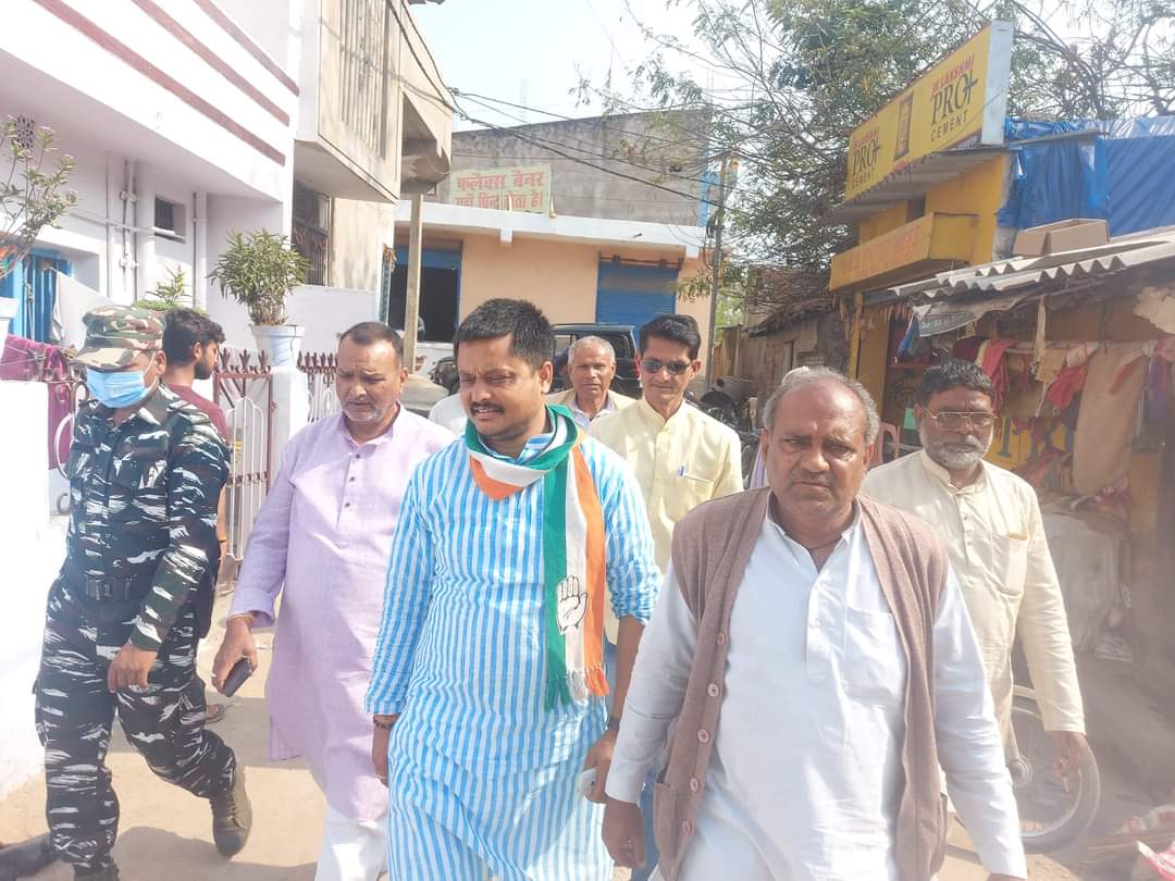 JeshBittuPathak's tweet image. डोर टू डोर 27/2/22 को पलामू जिला कांग्रेस कमेटी के द्वारा डिजिटल मेंबरशिप से समाज के बुद्धिजीवी,समाजसेवी,डॉक्टर, एडवोकेट,प्रोफेसर, स्वतंत्रा सेनानी के परिवार को कांग्रेस पार्टी का सदस्यता ग्रहण करवाया@kcvenugopalmp @avinashpandeinc @UmangSinghar @drajoykumar
@RajeshThakurINC